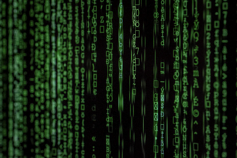 Linhas de código em tela escura, representando pipeline de dados