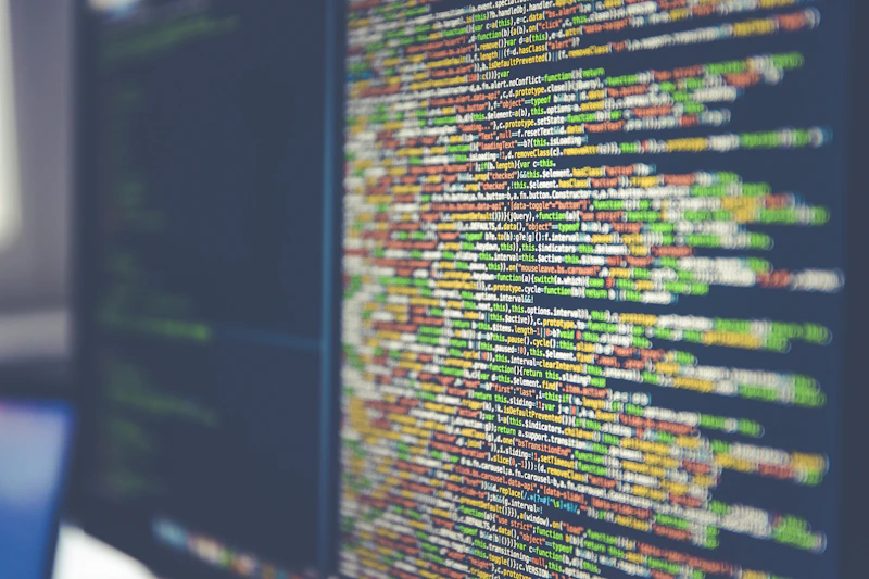 Código colorido em monitor, representando plataforma de dados